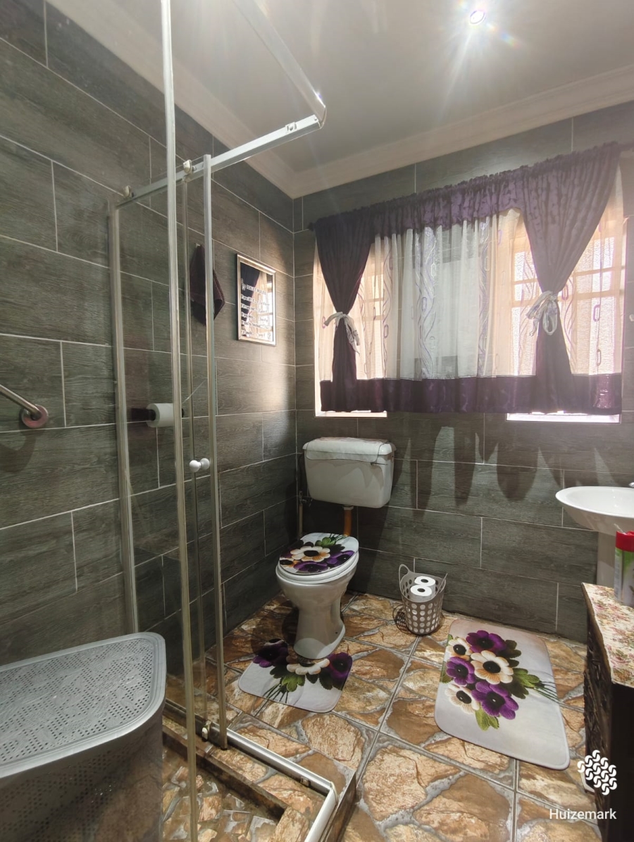 4 Bedroom Property for Sale in Roodia Free State